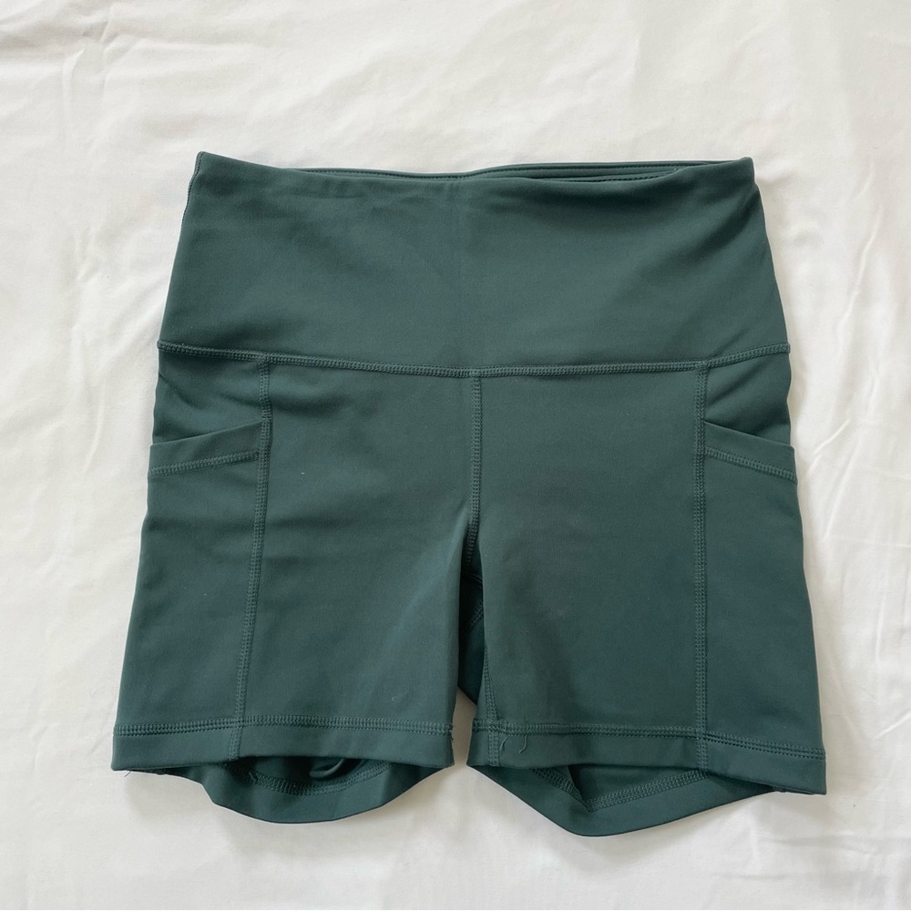 LIKE NEW Yogalicious Lux High Waist Biker Shorts with Pockets